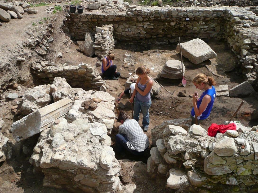 Projects Abroad volunteers conducting a dig at an excavation site during their volunteer archaeology work in Romania. Projects Abroad volunteers are pictured taking part in a dig at an excavation site whilst on their volunteer archaeology work in Romania.